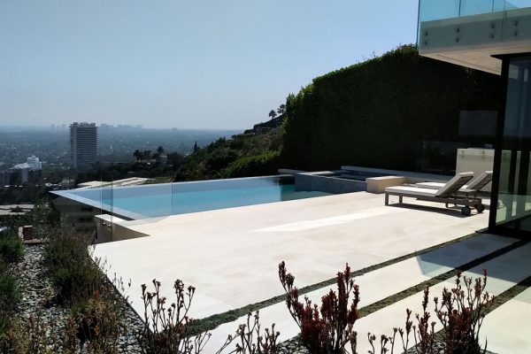 backyard-pool-overlooking-city-1_riviera-pools-and-spas_premium-pool-builder-in-los-angeles-and-southern-california