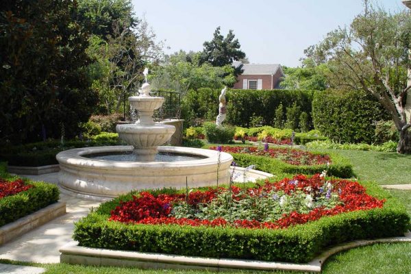 beautiful-water-fountain-in-flower-garden_riviera-pools-and-spas_premium-pool-builder-in-los-angeles-and-southern-california