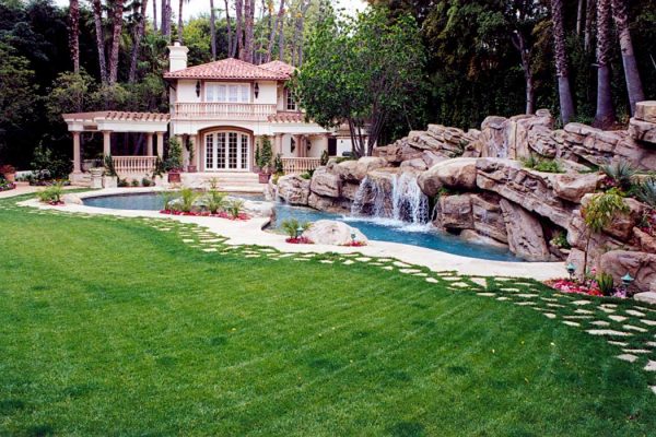 best-design-for-pool-with-waterfall-1_riviera-pools-and-spas_premium-pool-builder-in-los-angeles-and-southern-california