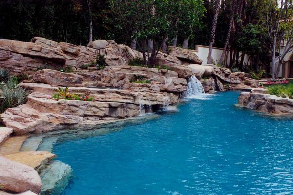 best-design-for-pool-with-waterfall-2_riviera-pools-and-spas_premium-pool-builder-in-los-angeles-and-southern-california