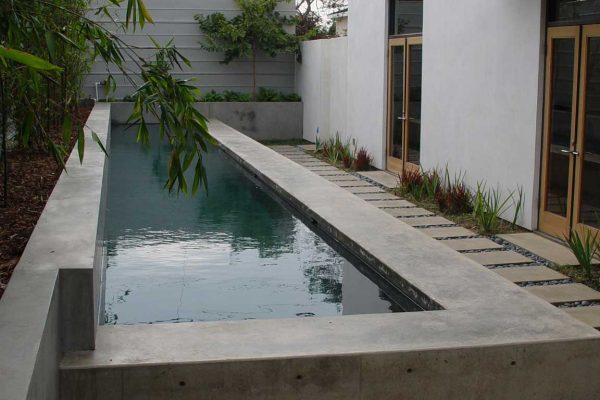 creative-outdoor-pool-design-1_riviera-pools-and-spas_premium-pool-builder-in-los-angeles-and-southern-california