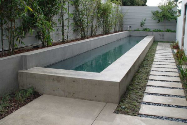 creative-outdoor-pool-design-3_riviera-pools-and-spas_premium-pool-builder-in-los-angeles-and-southern-california