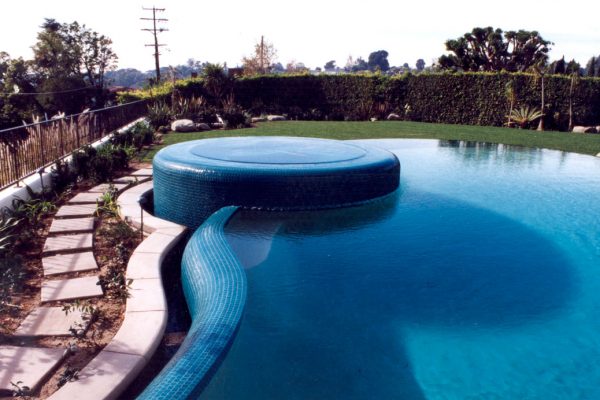 custom-design-overflowing-spa-and-pool-2_riviera-pools-and-spas_premium-pool-builder-in-los-angeles-and-southern-california