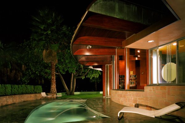 custom-designed-pool-at-night_riviera-pools-and-spas_premium-pool-builder-in-los-angeles-and-southern-california