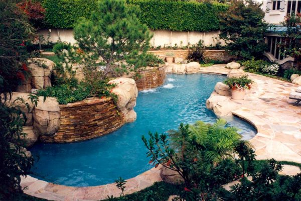 custom-pool-with-waterfall-and-deck-design_riviera-pools-and-spas_premium-pool-builder-in-los-angeles-and-southern-california