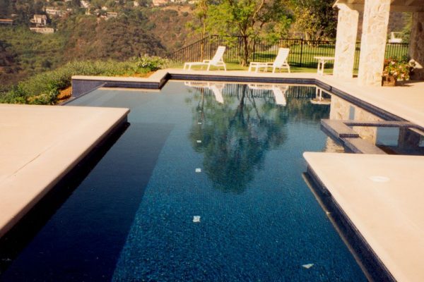 custom-pool-with-zero-edge-section_riviera-pools-and-spas_premium-pool-builder-in-los-angeles-and-southern-california