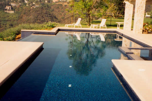 custom-pool-with-zero-edge-section_riviera-pools-and-spas_premium-pool-builder-in-los-angeles-and-southern-california