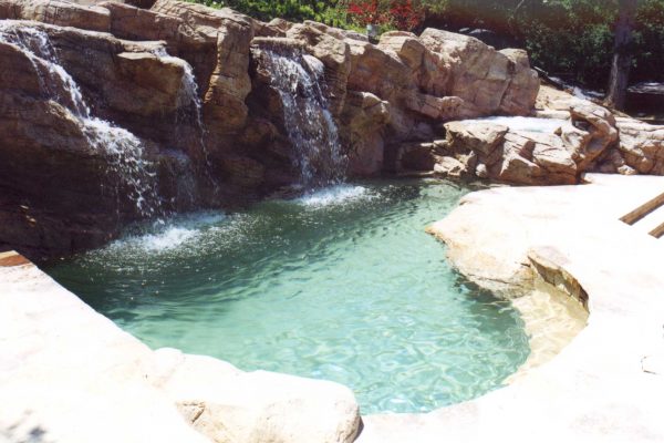 custom-residential-spa-with-natural-landscape-and-waterfall-2_riviera-pools-and-spas_premium-pool-builder-in-los-angeles-and-southern-california