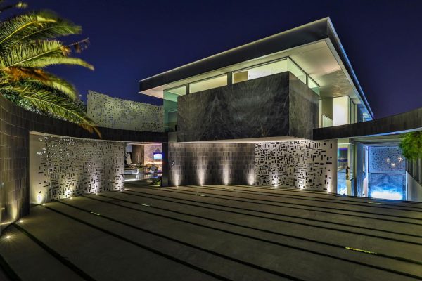 custom-water-wall-lit-up-night-2_riviera-pools-and-spas_premium-pool-builder-in-los-angeles-and-southern-california