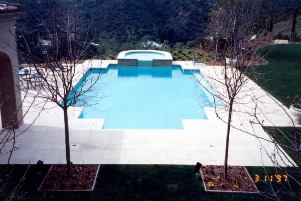 geometric-shaped-pool-and-spa-1_riviera-pools-and-spas_premium-pool-builder-in-los-angeles-and-southern-california
