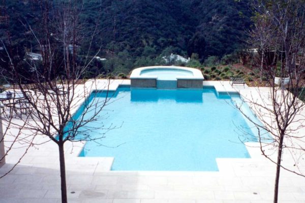 geometric-shaped-pool-and-spa-1_riviera-pools-and-spas_premium-pool-builder-in-los-angeles-and-southern-california