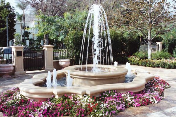 gorgeous-tall-water-fountain-custom-built_riviera-pools-and-spas_premium-pool-builder-in-los-angeles-and-southern-california
