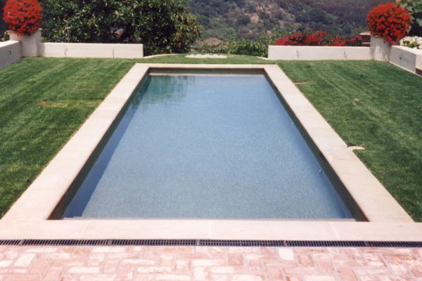 home-pool-in-grass-courtyard_riviera-pools-and-spas_premium-pool-builder-in-los-angeles-and-southern-california