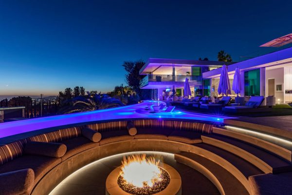 modern-custom-design-pool-with-firepit-and-seating-3_riviera-pools-and-spas_premium-pool-builder-in-los-angeles-and-southern-california