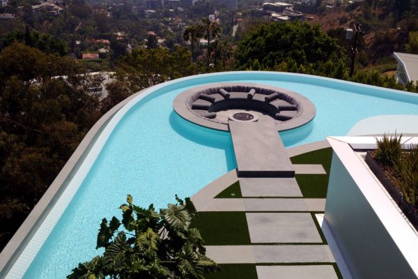 modern-custom-design-pool-with-firepit-in-middle-3_riviera-pools-and-spas_premium-pool-builder-in-los-angeles-and-southern-california