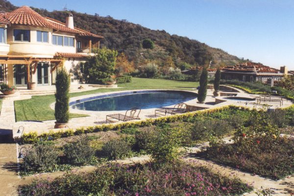oval-pool-with-deck-and-grass_riviera-pools-and-spas_premium-pool-builder-in-los-angeles-and-southern-california
