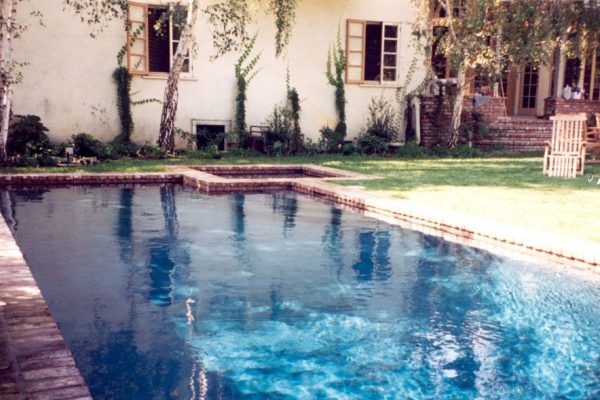 overlapping-pool-and-spa-design-2_riviera-pools-and-spas_premium-pool-builder-in-los-angeles-and-southern-california