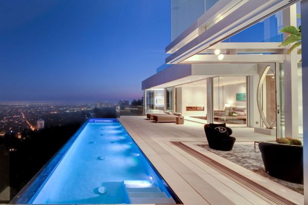 picture-perfect-zero-edge-pool-2_riviera-pools-and-spas_premium-pool-builder-in-los-angeles-and-southern-california