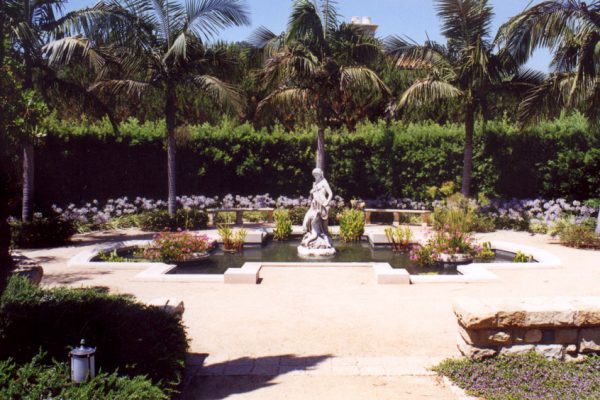 pond-with-statue-and-plants-in-courtyard_riviera-pools-and-spas_premium-pool-builder-in-los-angeles-and-southern-california