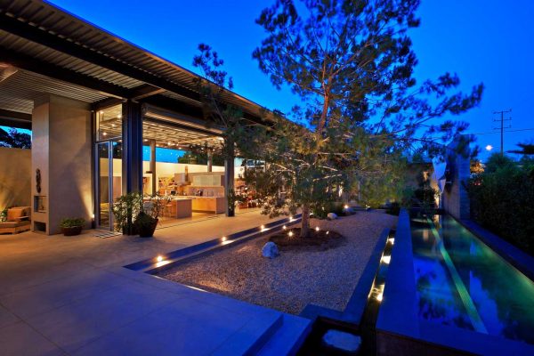 pool-and-fountain-backyard-at-night_riviera-pools-and-spas_premium-pool-builder-in-los-angeles-and-southern-california