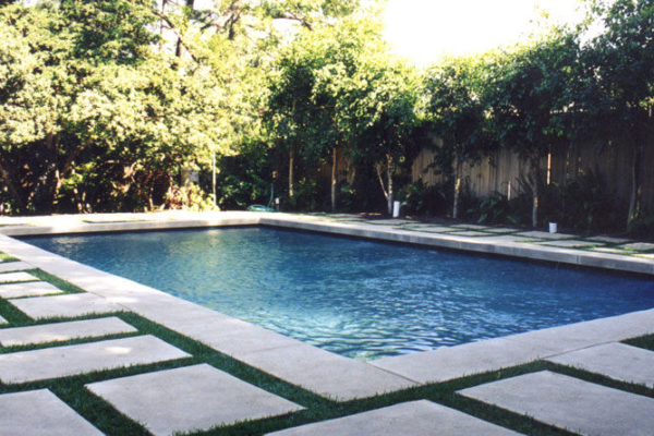 pool-design-with-custom-concrete-and-grass-patio_riviera-pools-and-spas_premium-pool-builder-in-los-angeles-and-southern-california
