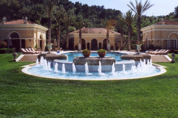 pool-surrounded-by-custom-fountains_riviera-pools-and-spas_premium-pool-builder-in-los-angeles-and-southern-california