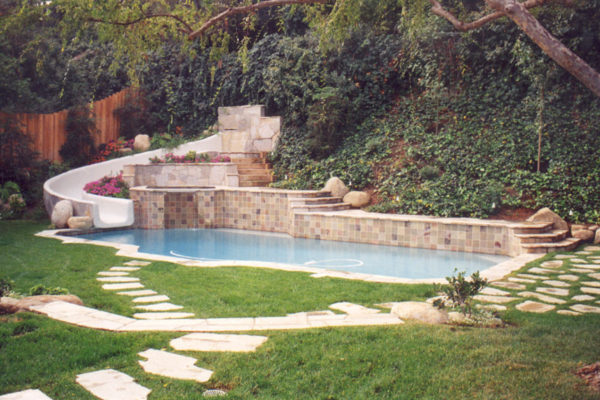 pool-with-spa-built-into-landscaping_riviera-pools-and-spas_premium-pool-builder-in-los-angeles-and-southern-california