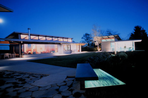 relaxing-outdoor-pace-with-water-feature-benchlit-up-at-night_riviera-pools-and-spas_premium-pool-builder-in-los-angeles-and-southern-california
