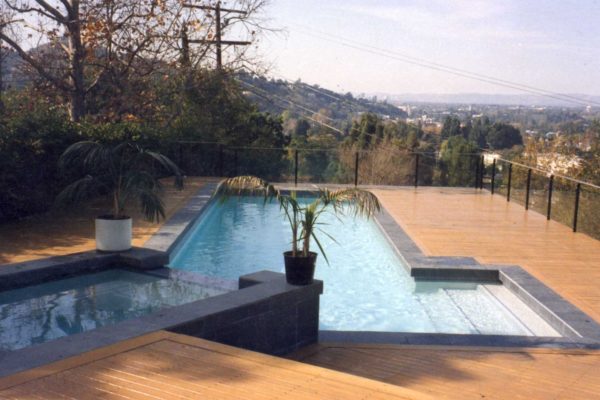 residential-pool-and-spa-with-beautiful-wooden-deck_riviera-pools-and-spas_premium-pool-builder-in-los-angeles-and-southern-california