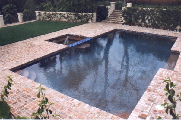 residential-pool-and-spa-with-brick-patio_riviera-pools-and-spas_premium-pool-builder-in-los-angeles-and-southern-california