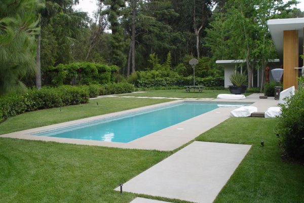 residential-pool-surrounded-by-grass_riviera-pools-and-spas_premium-pool-builder-in-los-angeles-and-southern-california
