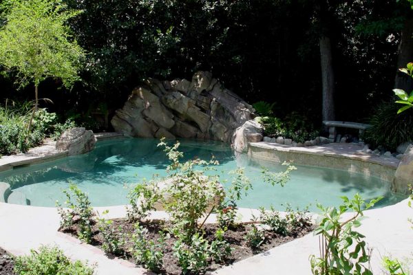 residential-spa-surrounded-by-rocks-and-trees-2_riviera-pools-and-spas_premium-pool-builder-in-los-angeles-and-southern-california