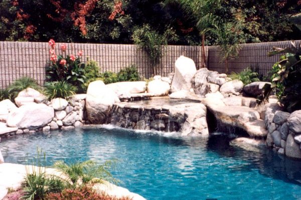 rocks-and-plants-backyard-oasis-1_riviera-pools-and-spas_premium-pool-builder-in-los-angeles-and-southern-california