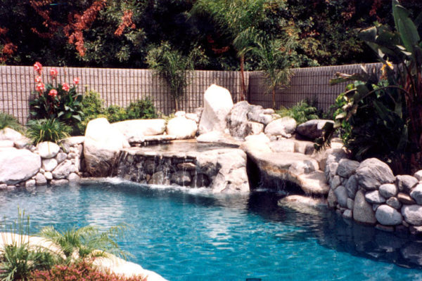 rocks-and-plants-backyard-oasis-1_riviera-pools-and-spas_premium-pool-builder-in-los-angeles-and-southern-california