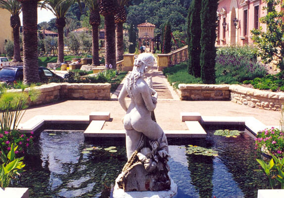 statue-in-custom-water-fountain-pond_riviera-pools-and-spas_premium-pool-builder-in-los-angeles-and-southern-california
