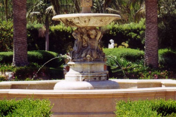 water-fountain-and-palm-trees_riviera-pools-and-spas_premium-pool-builder-in-los-angeles-and-southern-california