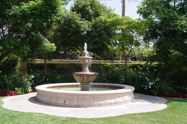water-fountain-and-pool-in-backyard_riviera-pools-and-spas_premium-pool-builder-in-los-angeles-and-southern-california