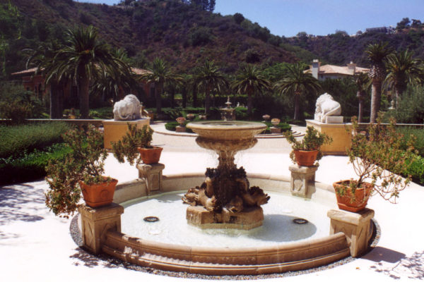 water-fountain-outside-of-front-door_riviera-pools-and-spas_premium-pool-builder-in-los-angeles-and-southern-california