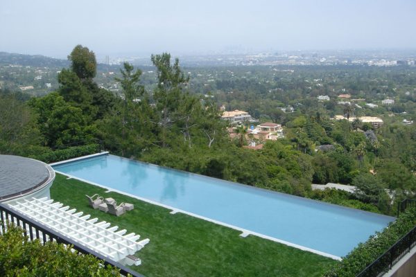 zero-edge-pool-on-cliff_riviera-pools-and-spas_premium-pool-builder-in-los-angeles-and-southern-california